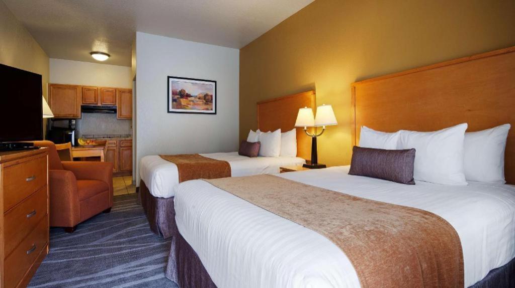 Western And Hotel 2*