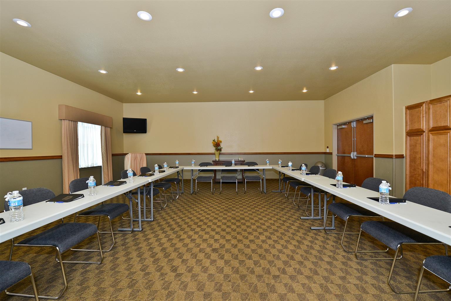 Western And Hotel 2*